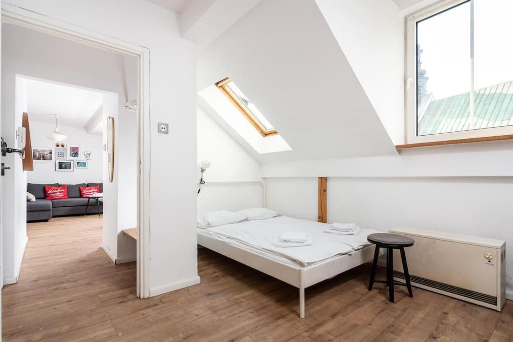 Artistic Flat With Entresol - 5' Market Square - By Upstairs
