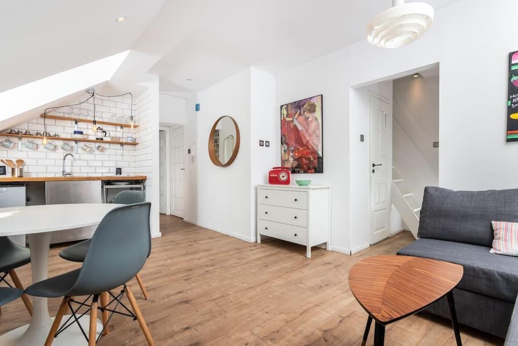 Artistic Flat With Entresol - 5' Market Square - By Upstairs Apartament