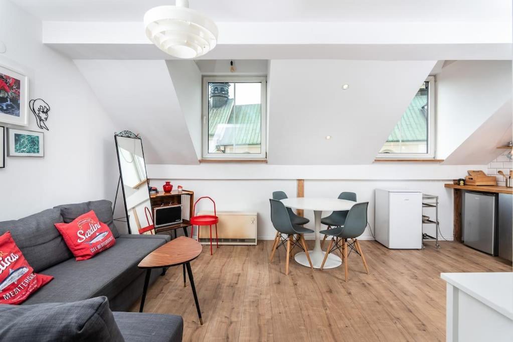Artistic Flat With Entresol - 5' Market Square - By Upstairs *