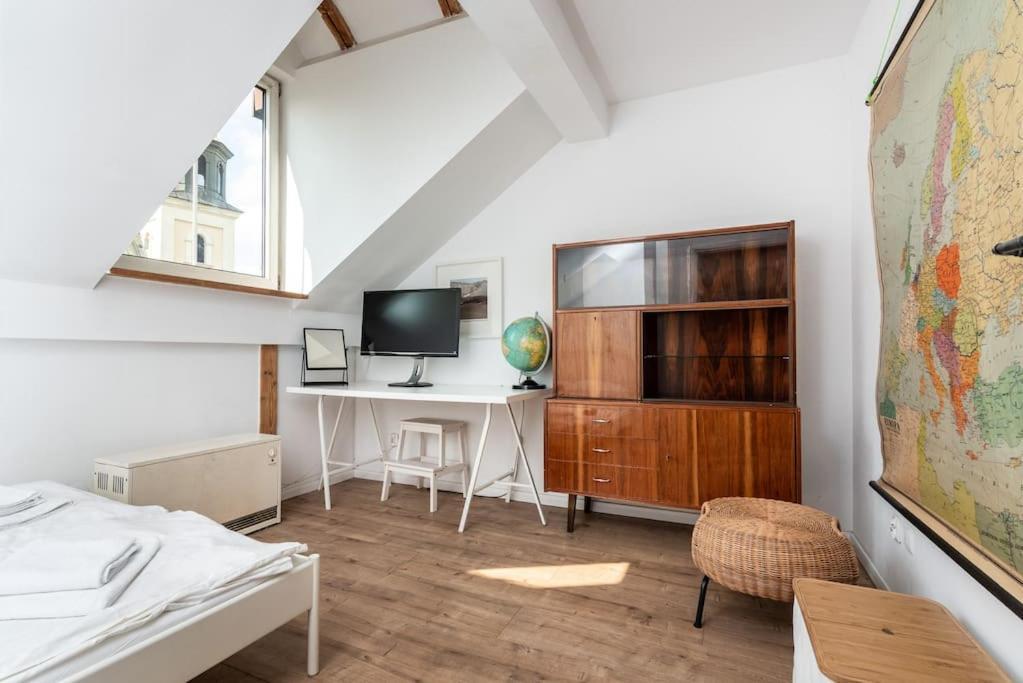 Artistic Flat With Entresol - 5' Market Square - By Upstairs Apartament